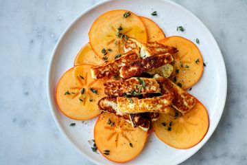 Persimmons with fried halloumi and thyme