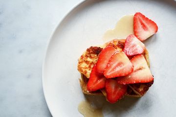 Halloumi brioche with strawberries and salty maple syrup