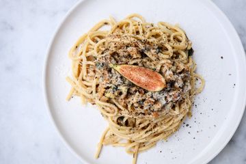 Linguine with toasted walnuts, figs, mint and pecorino