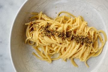 Carbonara sbagliata with fried garlic and rosemary crumbs